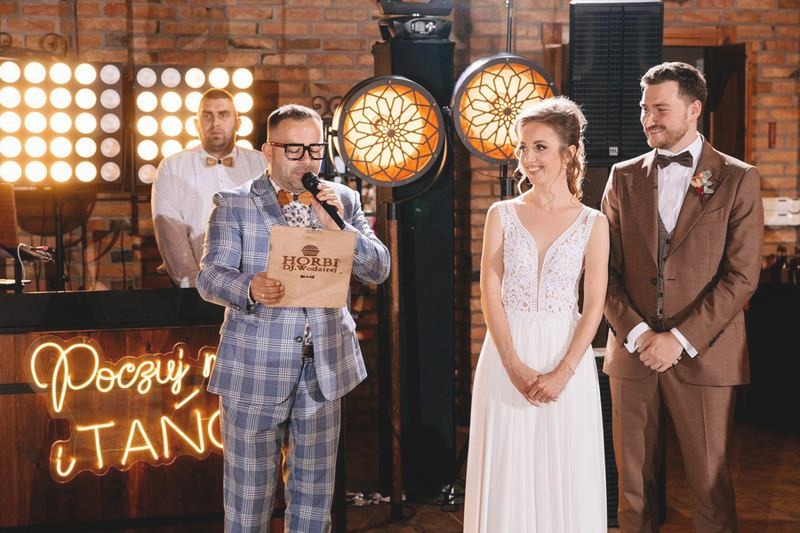 Ile kosztuje DJ na wesele? Ceny, zakres usług i pułapki w umowie