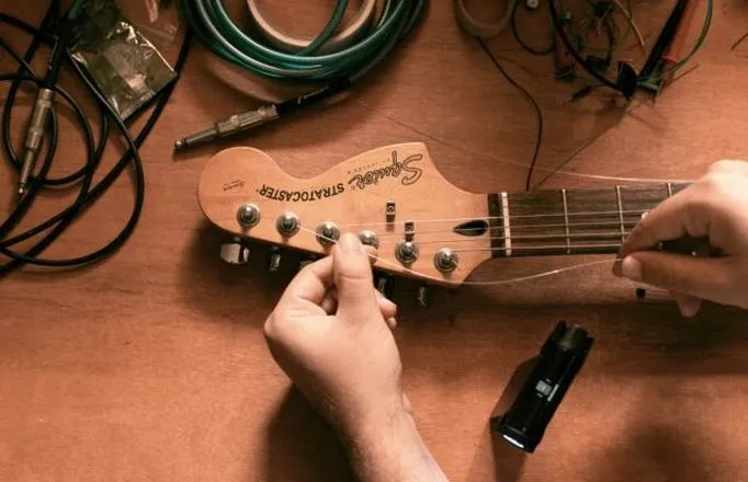Jak nastroić gitarę, by brzmiała czysto — praktyczny poradnik