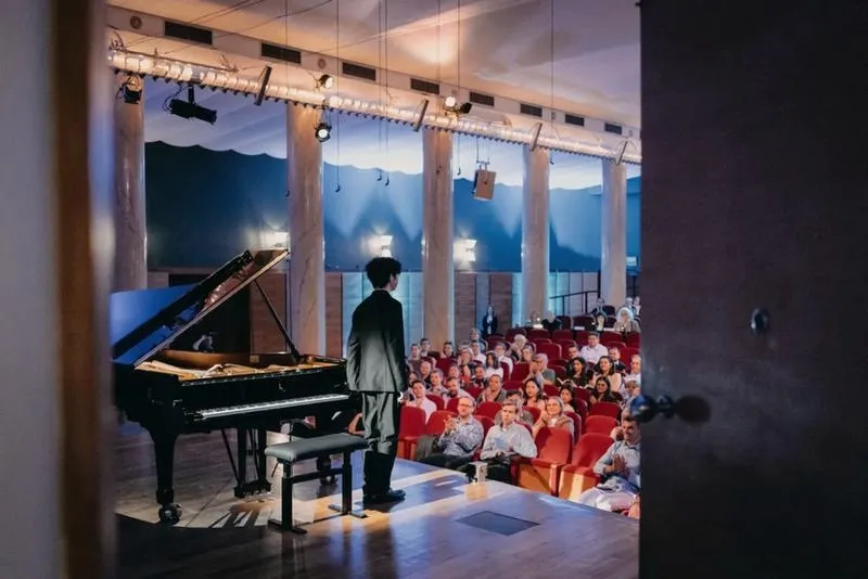 Odkryj swoje muzyczne talenty: jak stać się bajką na pianinie krok po kroku