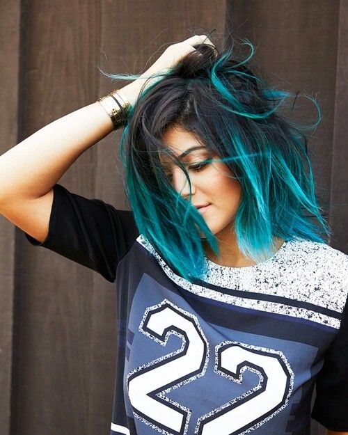 cabello corto azul turquesa