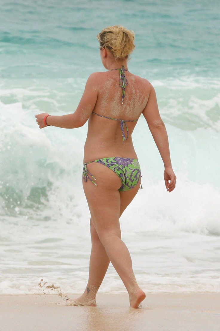 kelly clarkson in a bikini