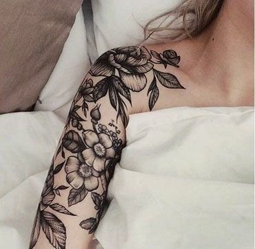 tatuajes de flores en el hombro