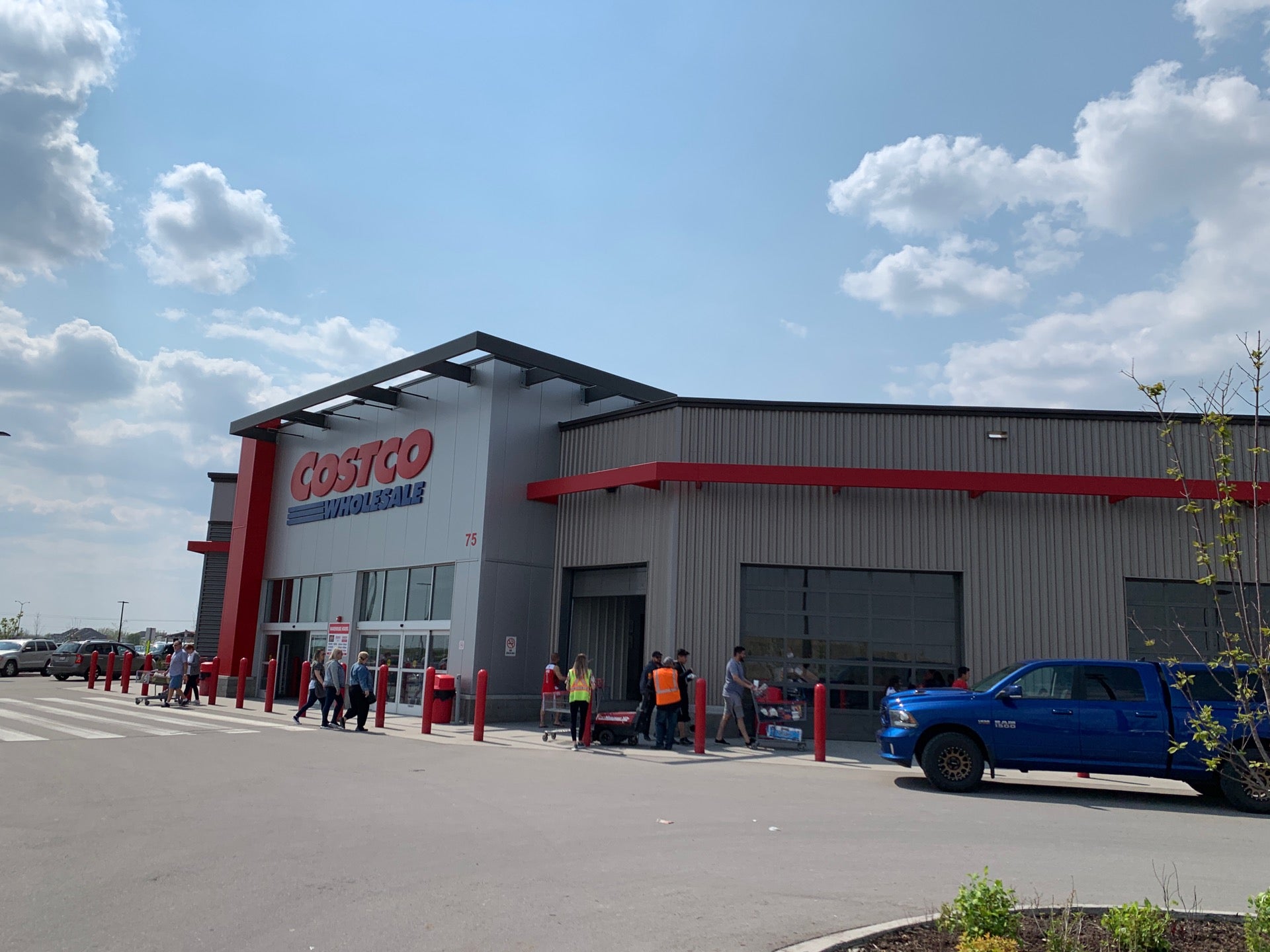 costco hours ne calgary