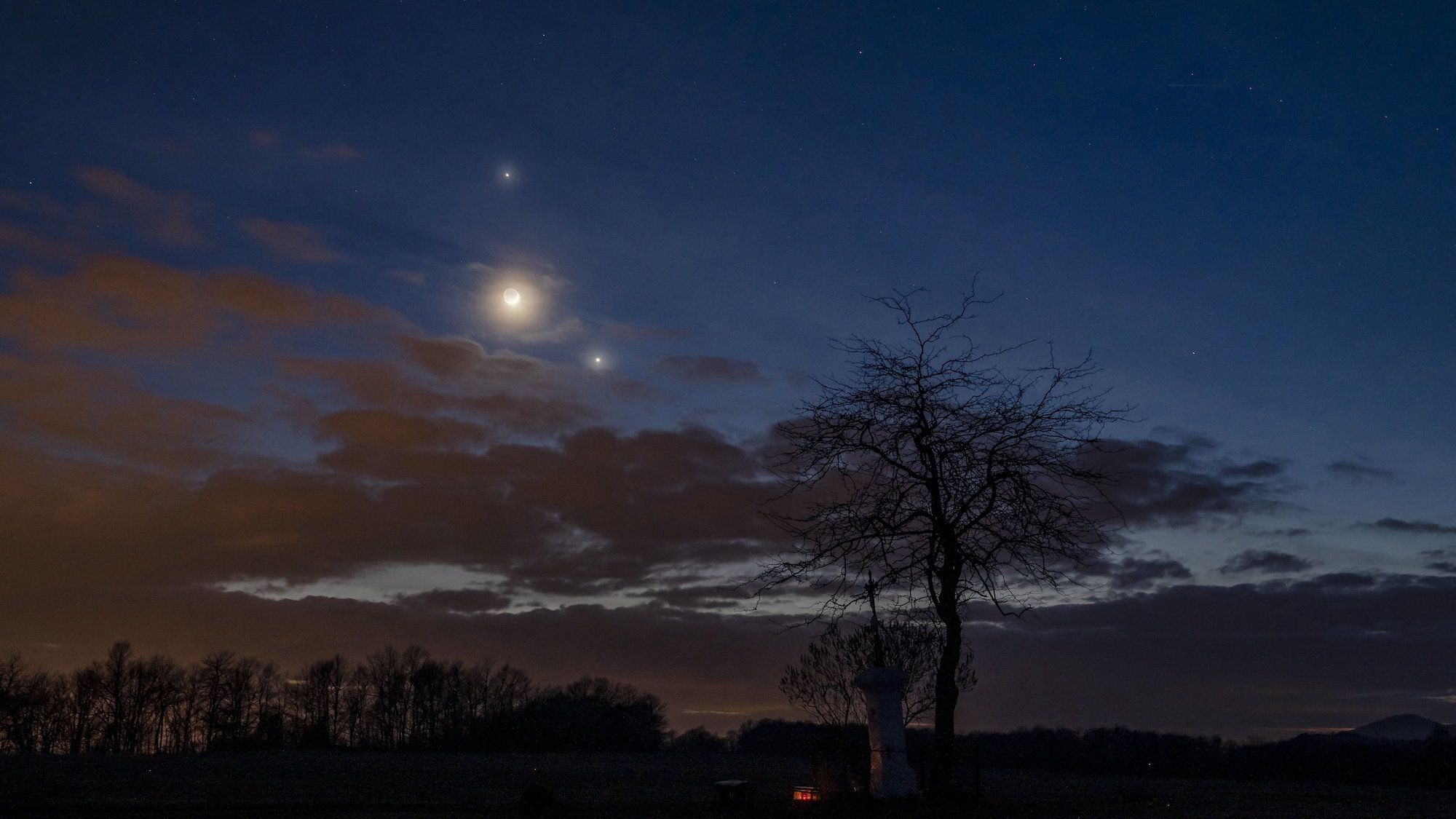 what 2 planets are near the moon tonight