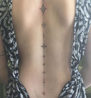 tatuajes columna vertebral mujer