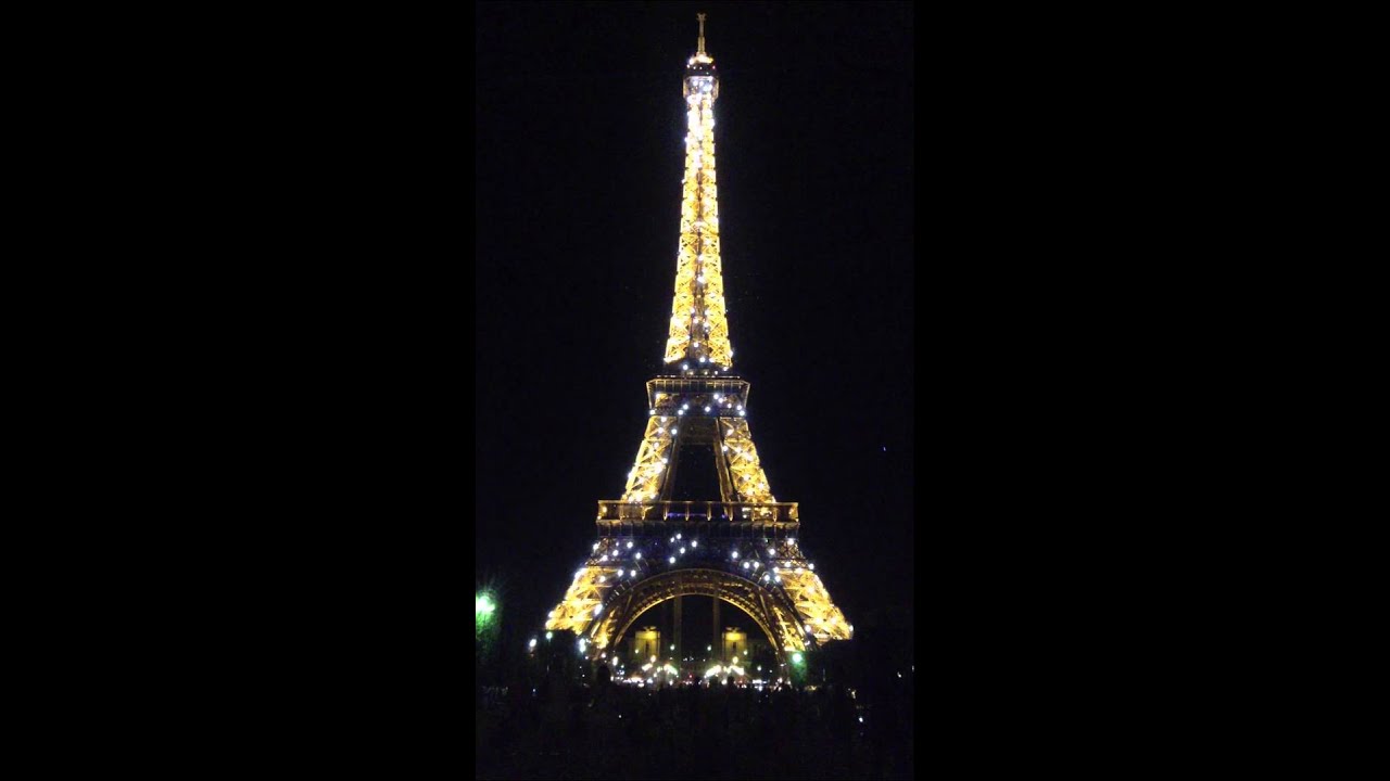 when does the eiffel tower sparkle