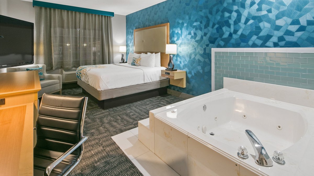 hotels with private jacuzzi in room houston