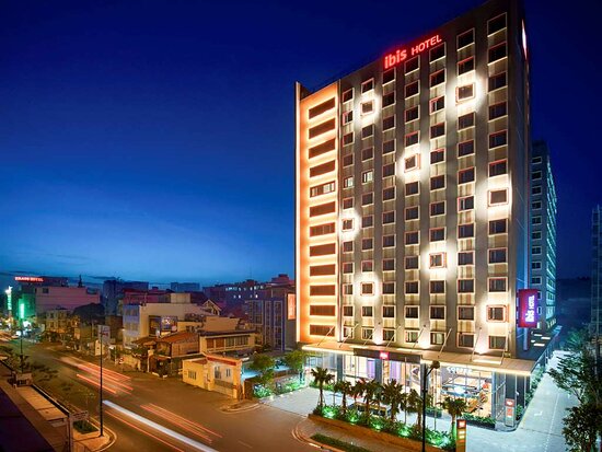 hotel near tan son nhat airport