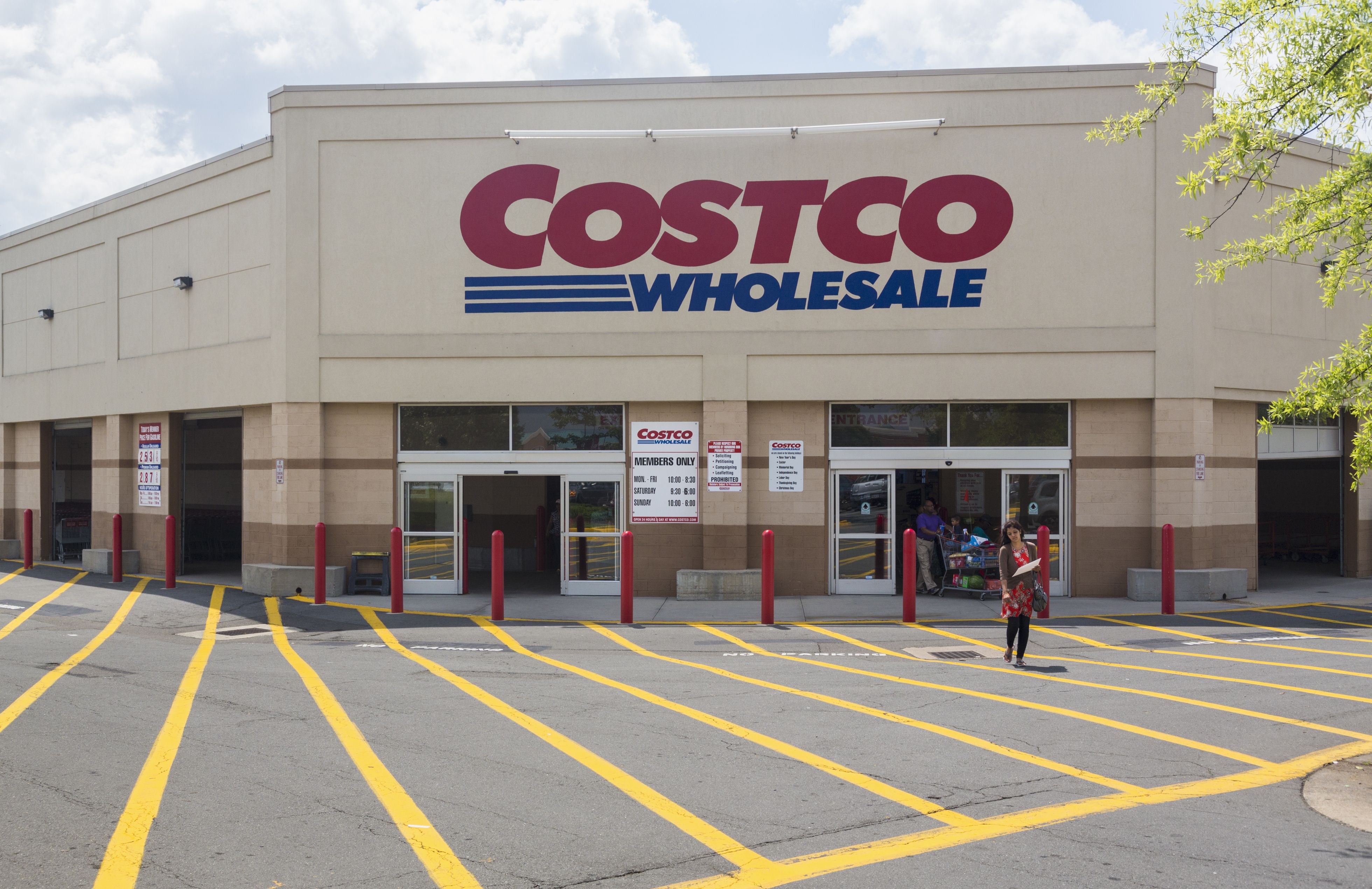 what time does costco close on sunday