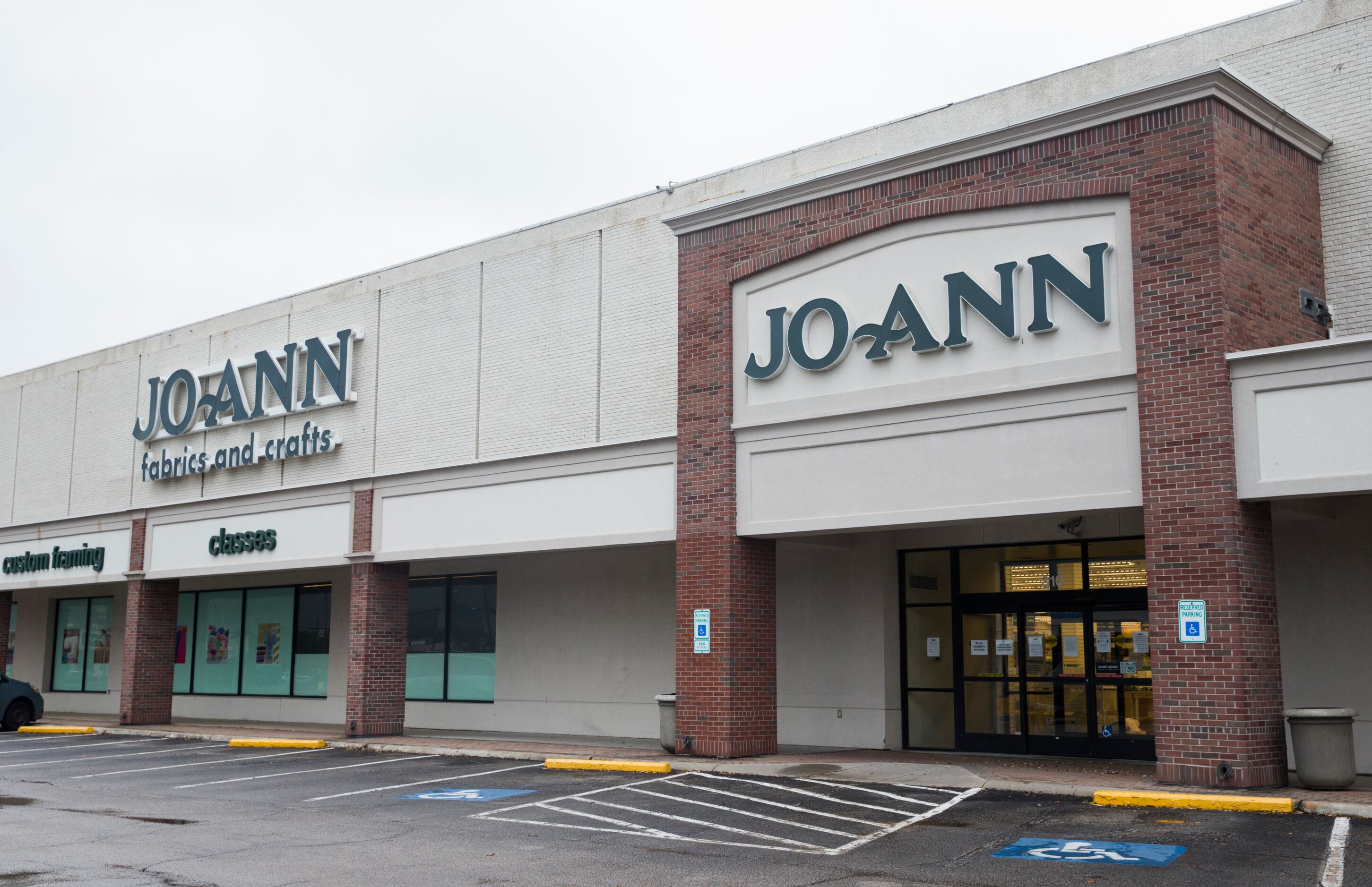 joann fabrics hours