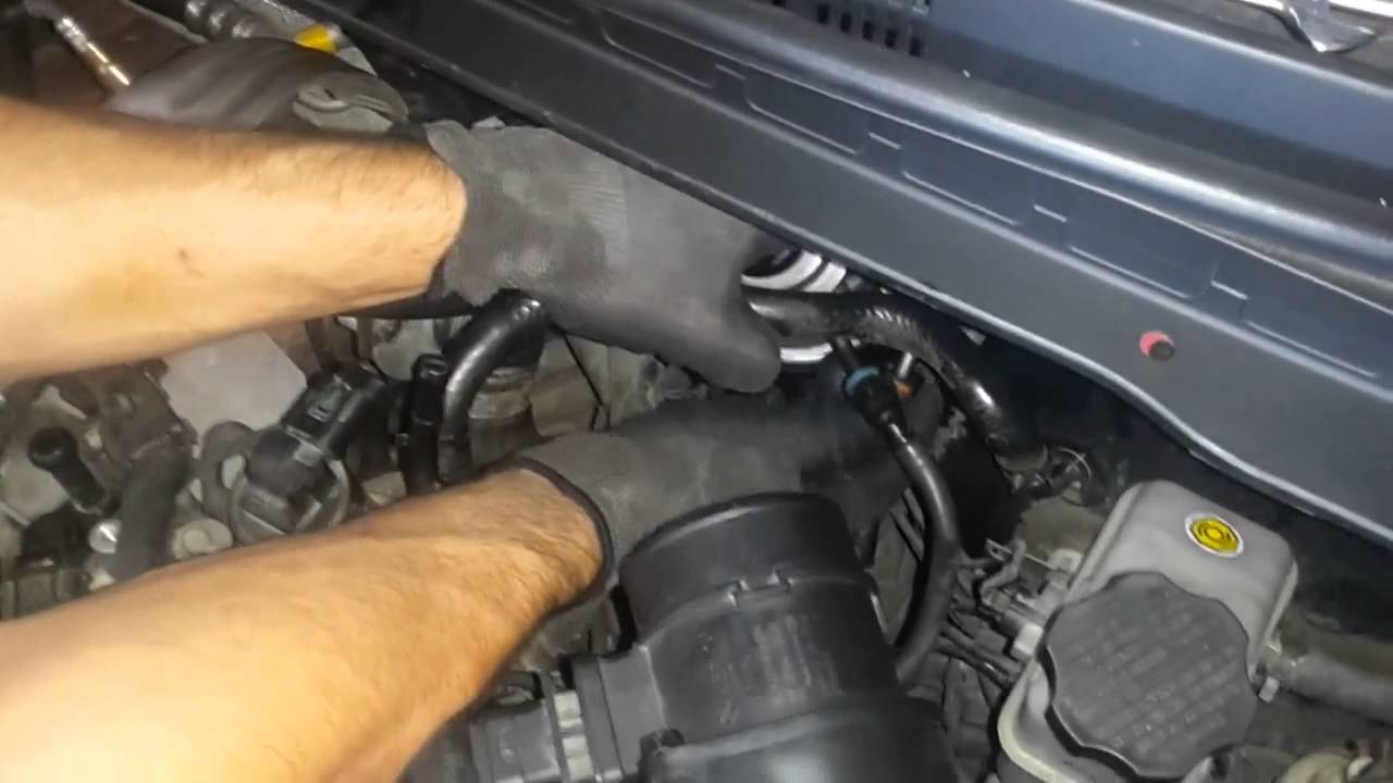 donde esta el filtro de gasolina hyundai accent 2014