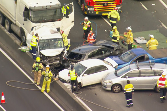 m4 crash sydney today