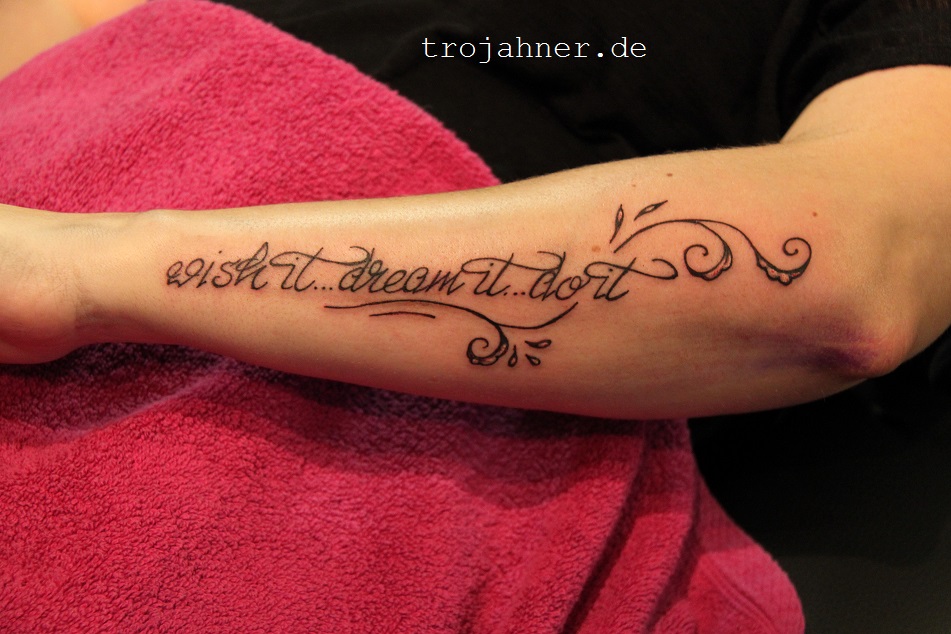 schriftzüge unterarm tattoo