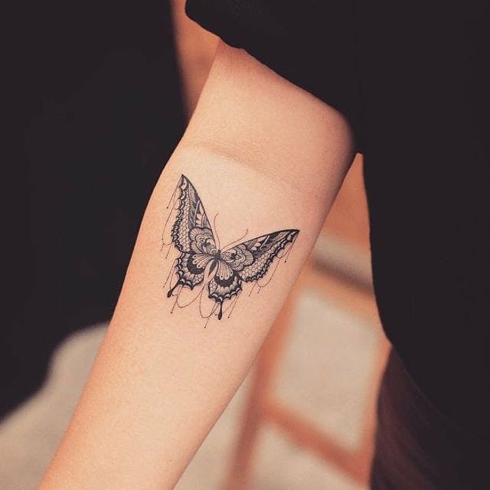 tatuaje mariposa brazo mujer