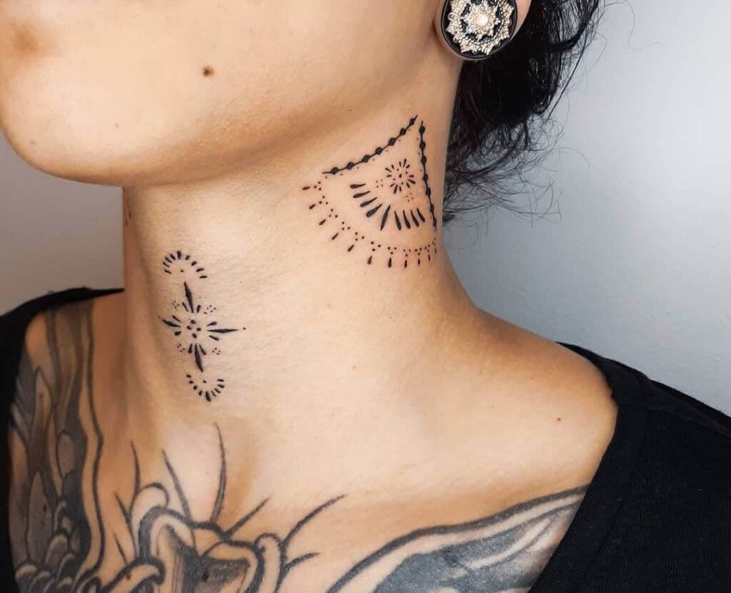 tatuajes cuello mujer delante