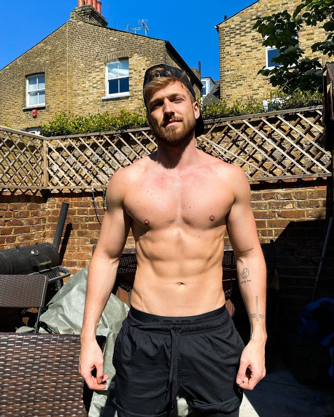 sam.thompson shirtless