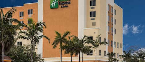 hotel near airport in fort lauderdale