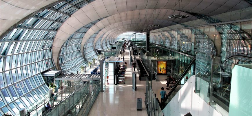 how far is suvarnabhumi airport from bangkok city center