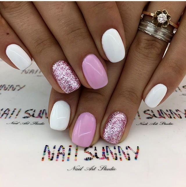 uñas blancas con rosa