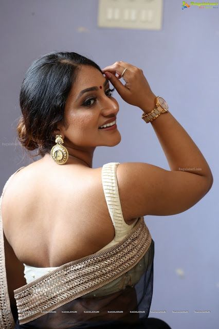 hot bollywood actress in saree