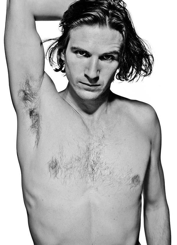 ralph fiennes shirtless