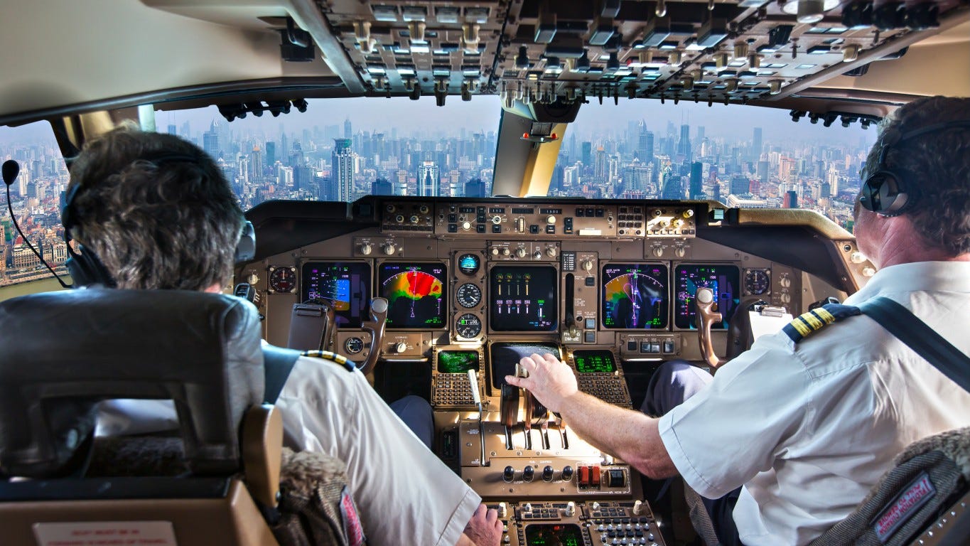 how much money do airline pilots make a year