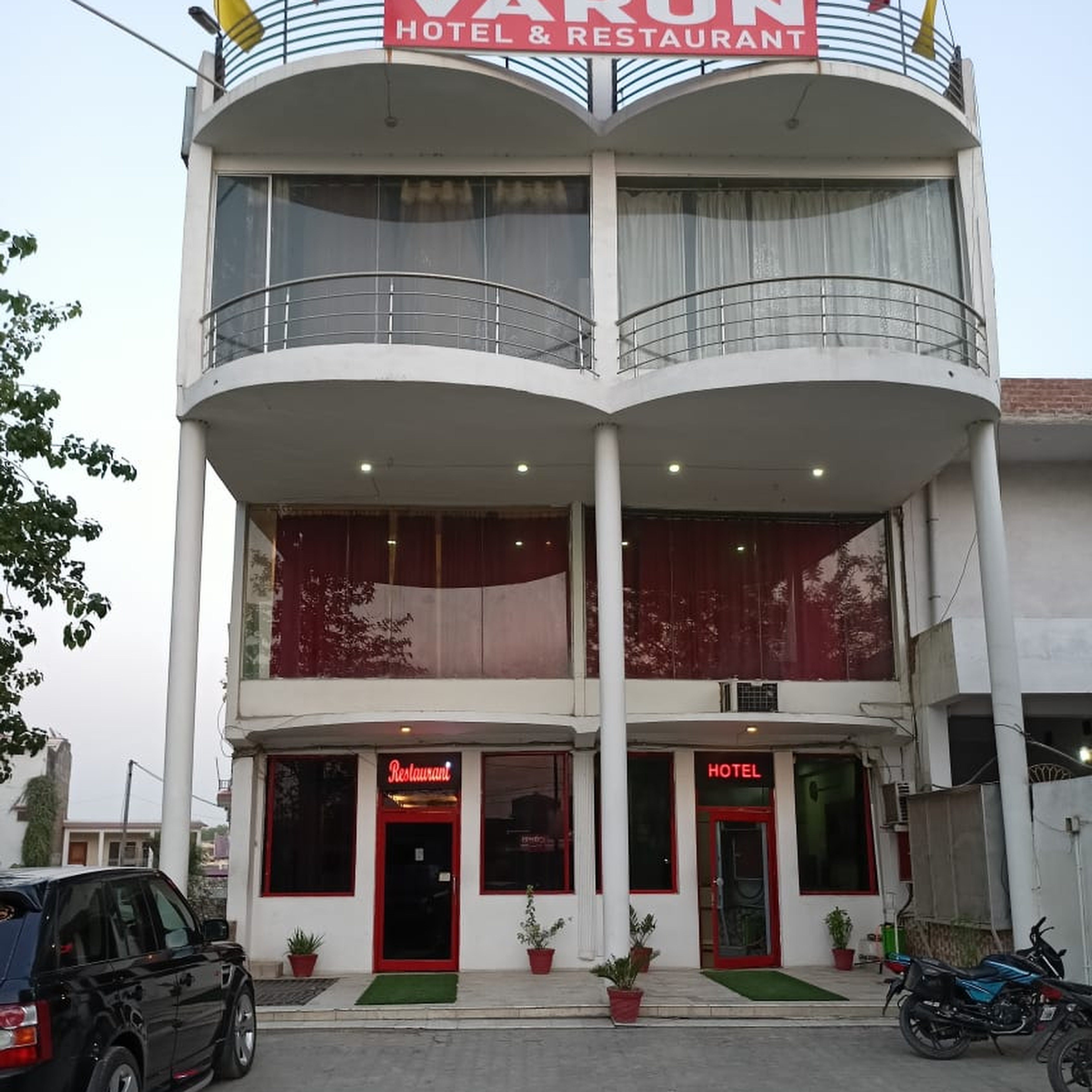 hotel in jaunpur for unmarried couple