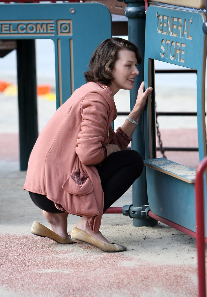 milla jovovich feet