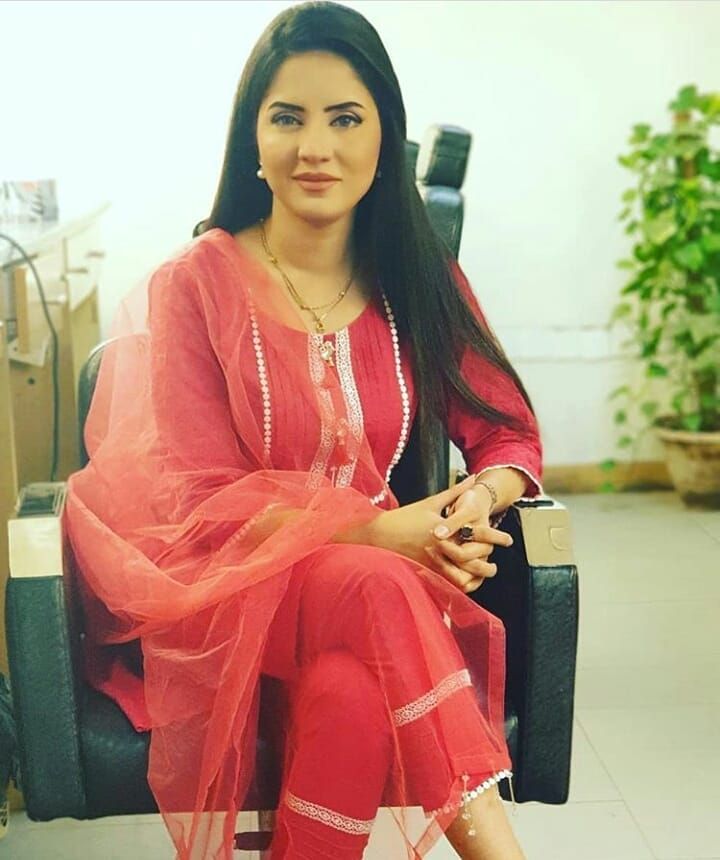 pakistani hot anchor