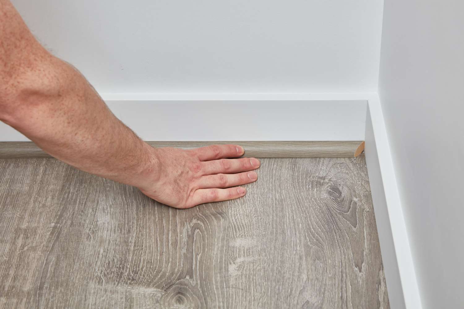 how to install shoe molding inside corners