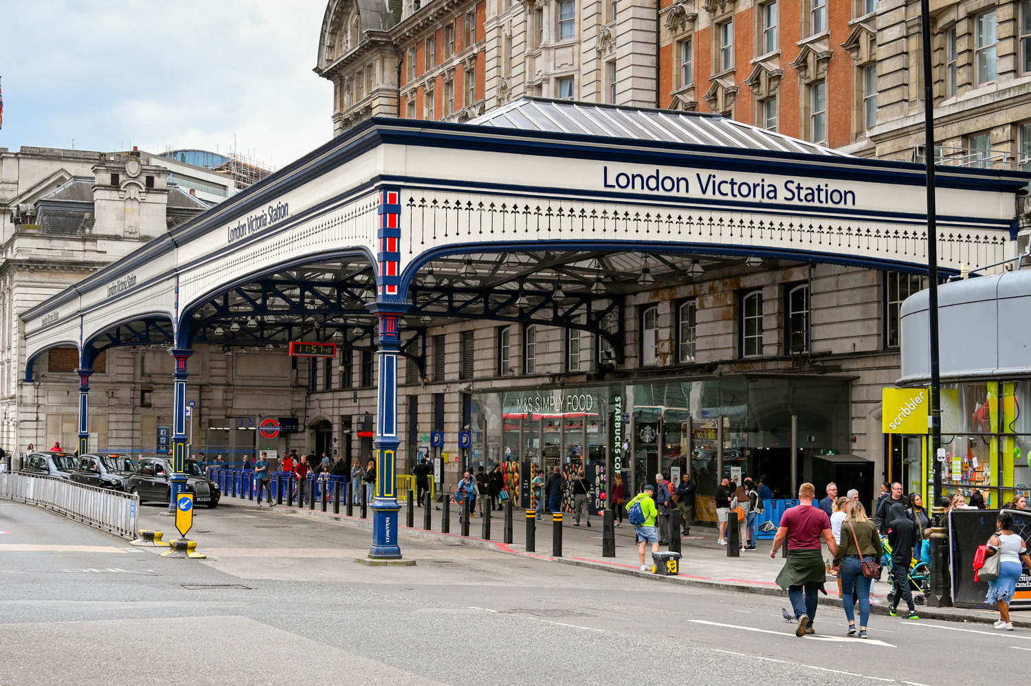 victoria station london luggage lockers