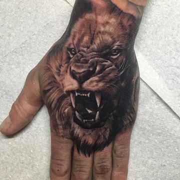 leon tattoo mano