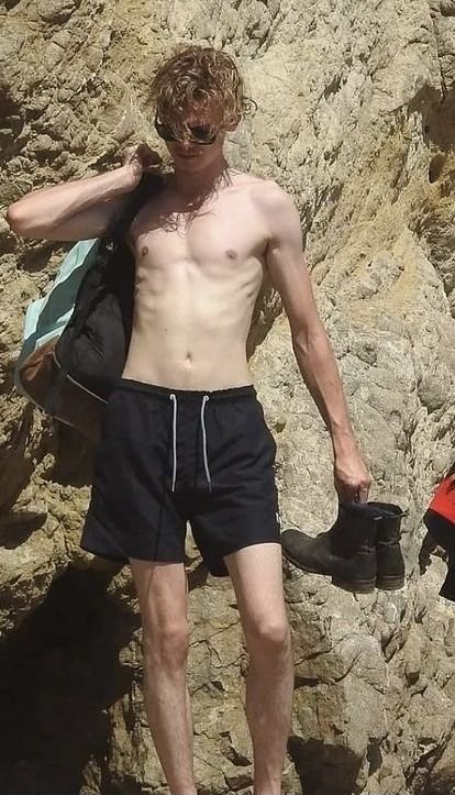 thomas brodie sangster abs