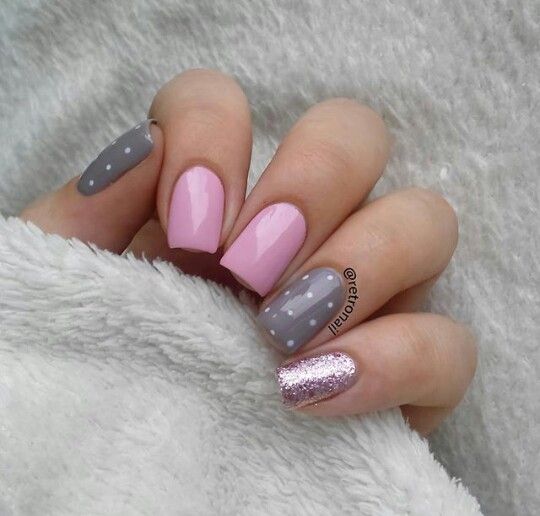 manicura gris y rosa