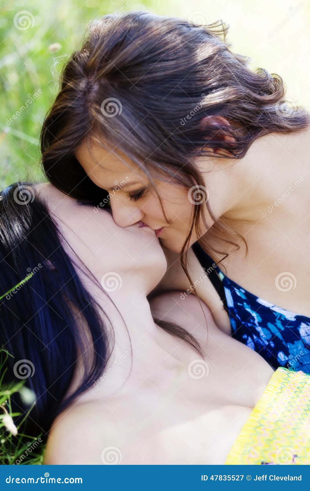 girls making out