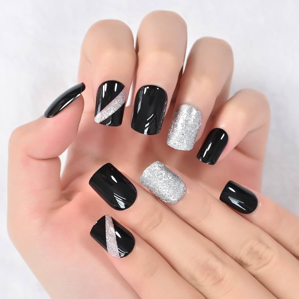 manicura negra y plata