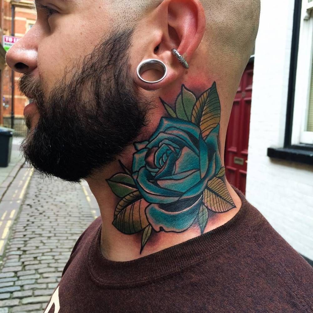 rosas tatuajes en el cuello