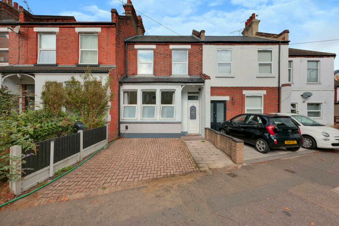 2 bedroom house to rent in westcliff-on-sea