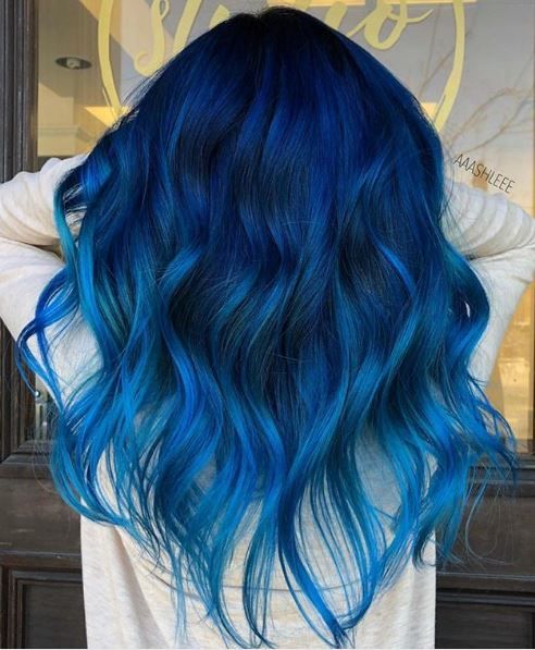 cabello azul rey