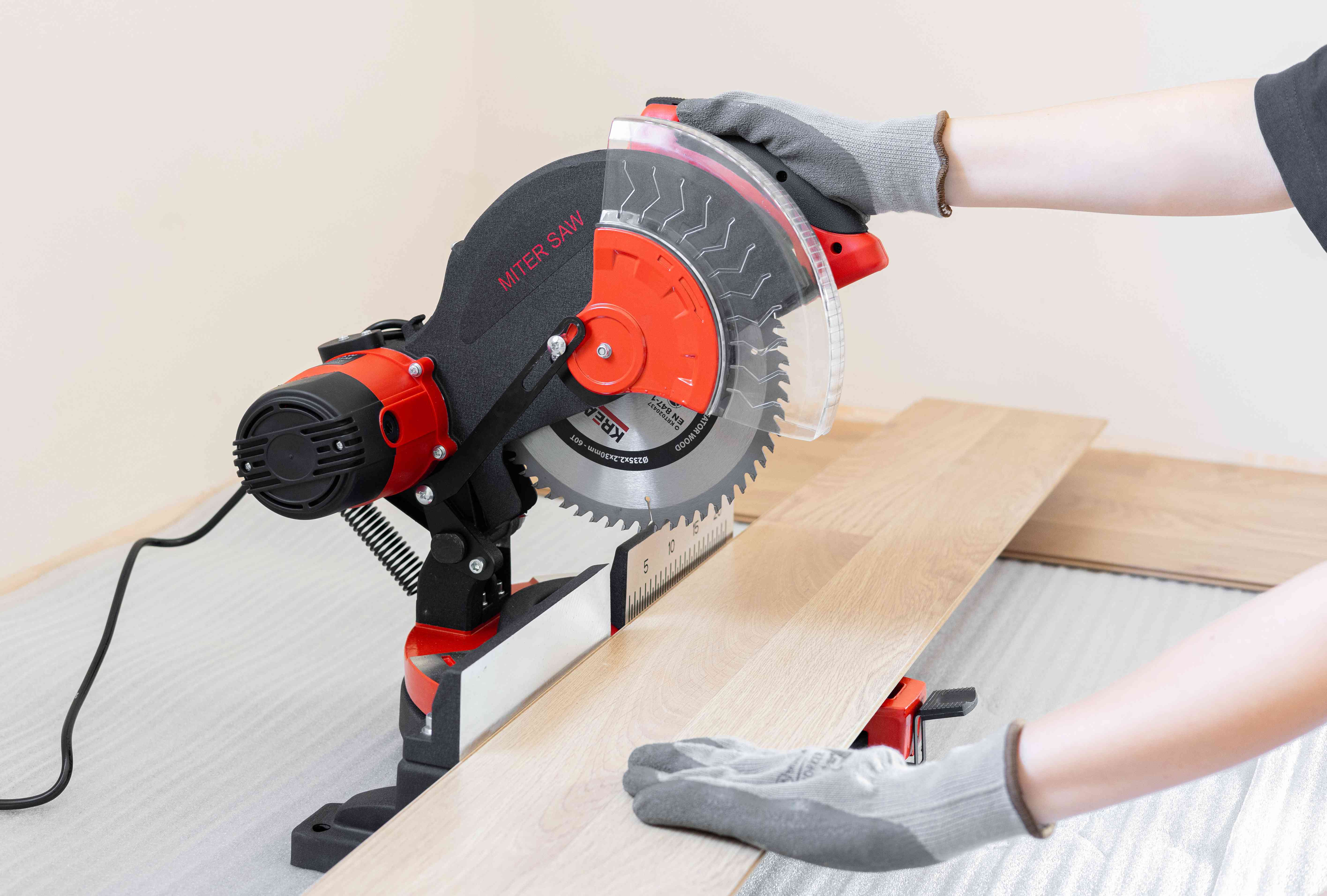 best saw to cut laminate flooring