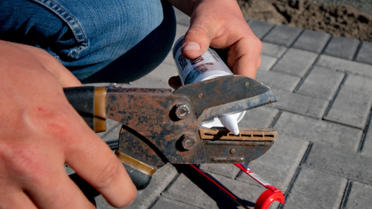 how to open caulking tubes