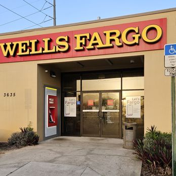 wells fargo bank near me phone number