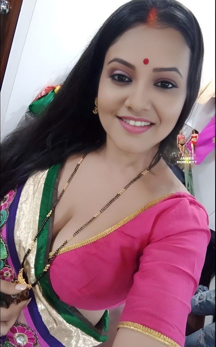 desi maid cleavage