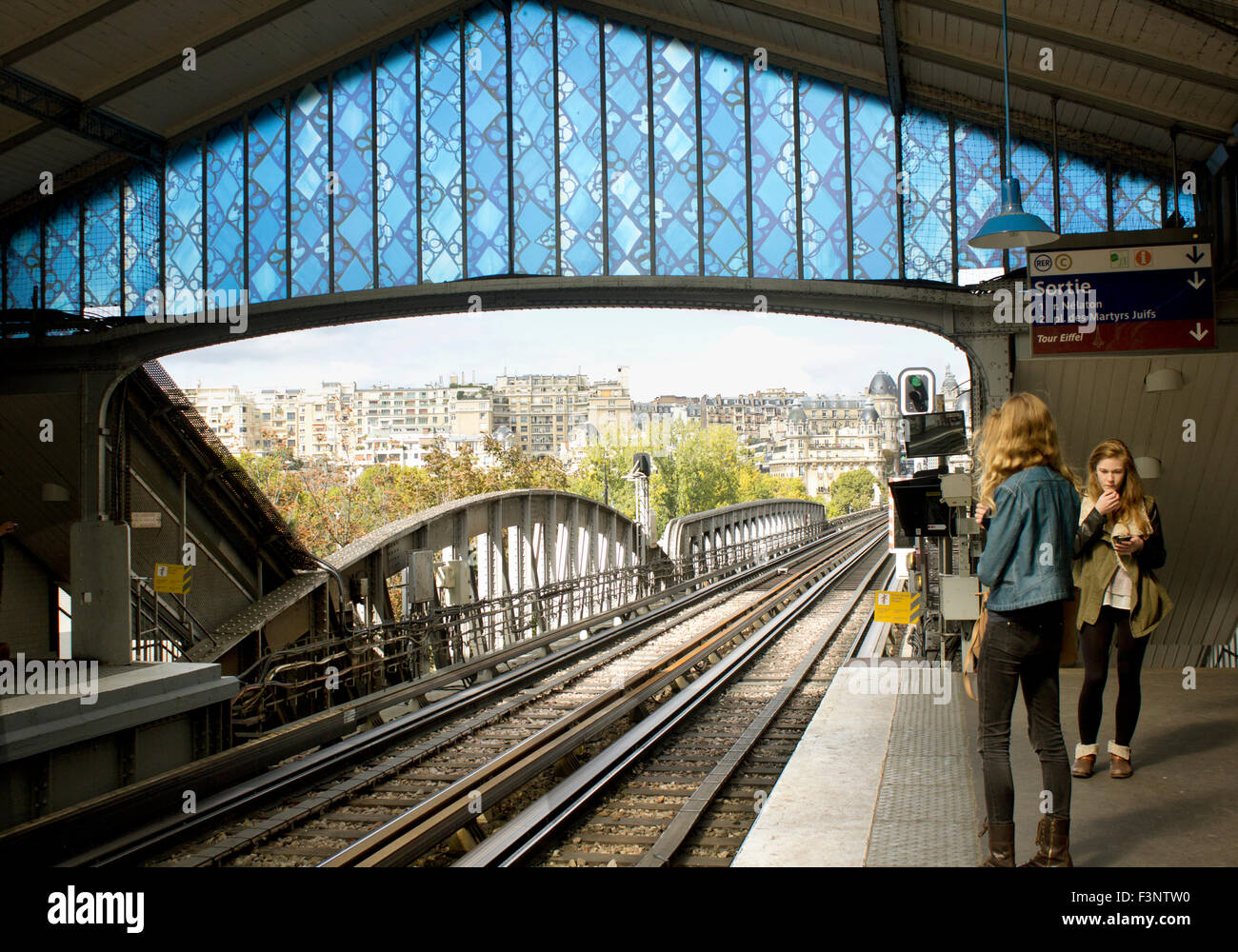 station de metro tour eiffel