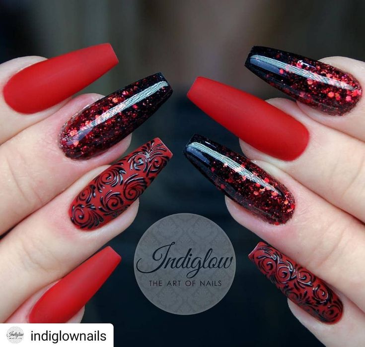 uñas acrilicas rojas con negro