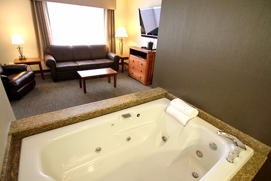 fargo hotels with jacuzzi in room