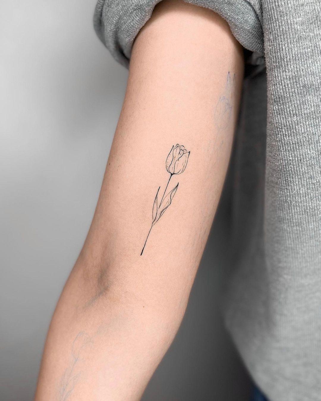 flor tatuaje minimalista