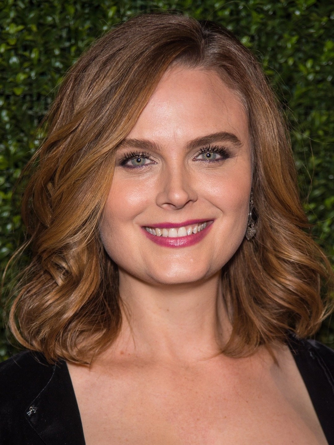 is emily deschanel deaf