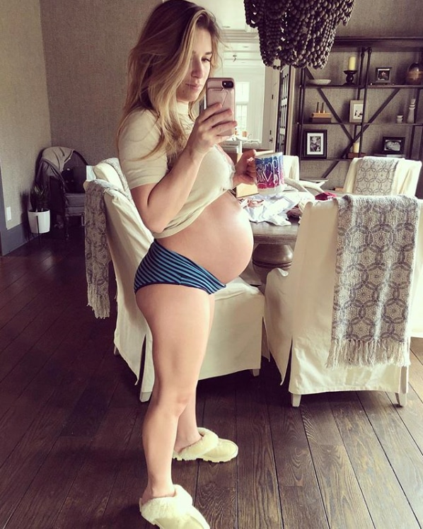 jessie james decker pregnant