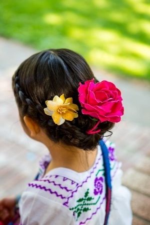 peinados mexicanos para niñas con flores